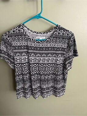American Eagle Black & White Patterned Short Sleeve Women's Top